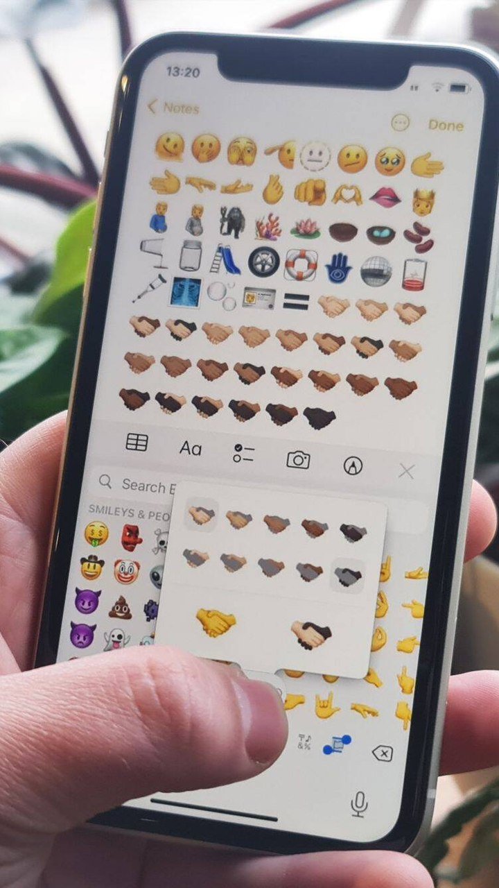 novos-emojis-sao-lancados-com-rosto-tremendo,-coracoes-e-mais;-veja
