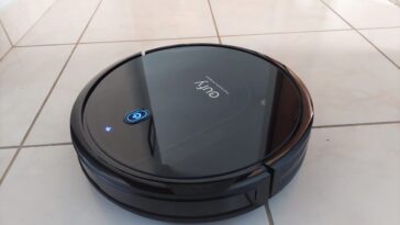 review:-robo-aspirador-da-eufy-passa-pano,-fala-e-se-conecta-ao-wi-fi