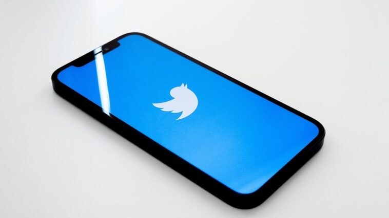 perfil-fake-e-verificado-no-twitter-e-faz-acoes-de-farmaceutica-cairem