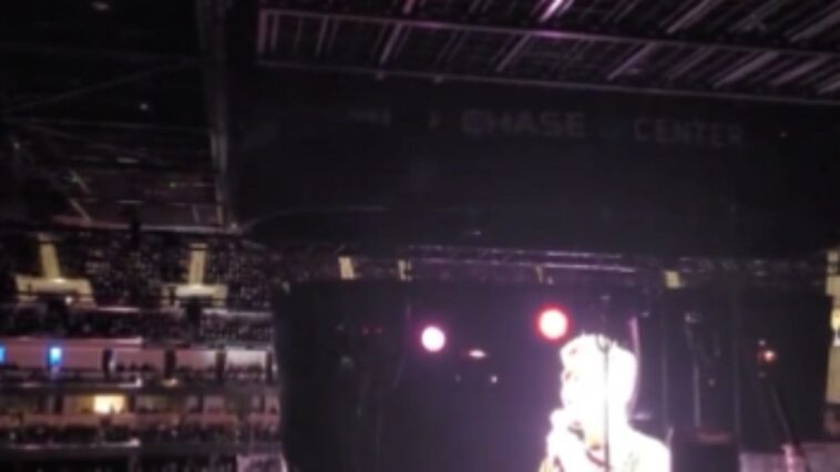 musk-e-vaiado-em-show-e-twitter-deleta-conta-de-quem-postou-o-video