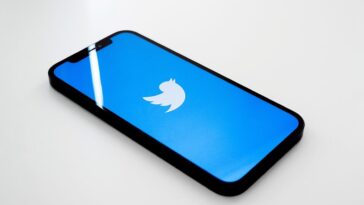 efeito-musk:-receita-de-publicidade-do-twitter-despenca-59%-em-um-ano