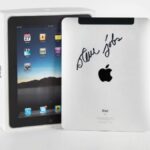 ipad-autografado-por-steve-jobs-vai-a-leilao:-‘tremenda-raridade’