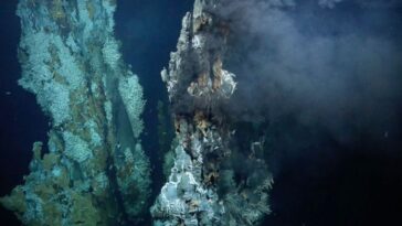 monte-submarino-tem-o-dobro-do-tamanho-do-maior-edificio-do-mundo