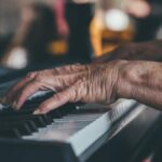 tocar-instrumentos-musicais-ou-cantar-melhora-a-memoria-na-velhice