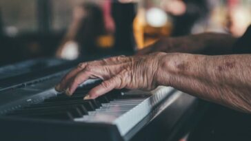 tocar-instrumentos-musicais-ou-cantar-melhora-a-memoria-na-velhice