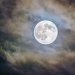 oi?-estao-dizendo-que-a-lua-nao-e-rochosa-e-emite-luz-propria