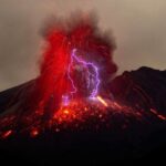 raio-parece-atingir-topo-de-vulcao-em-erupcao-na-guatemala;-veja