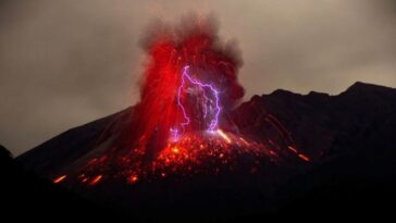 raio-parece-atingir-topo-de-vulcao-em-erupcao-na-guatemala;-veja
