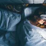 dormir-mais-cedo-nos-deixa-mais-gratos-e-resilientes