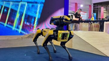usado-em-itaipu-e-sucesso-no-mundo,-cao-robo-chama-atencao-em-sp