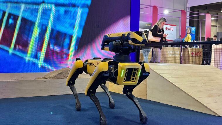 usado-em-itaipu-e-sucesso-no-mundo,-cao-robo-chama-atencao-em-sp