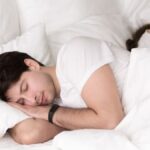 dormir-de-lado-ativa-sistema-glinfatico-e-e-melhor-para-o-cerebro