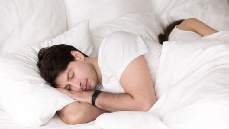 dormir-de-lado-ativa-sistema-glinfatico-e-e-melhor-para-o-cerebro
