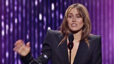 miley-cyrus-se-emociona-ao-se-tornar-a-mais-jovem-lenda-da-disney-na-d23