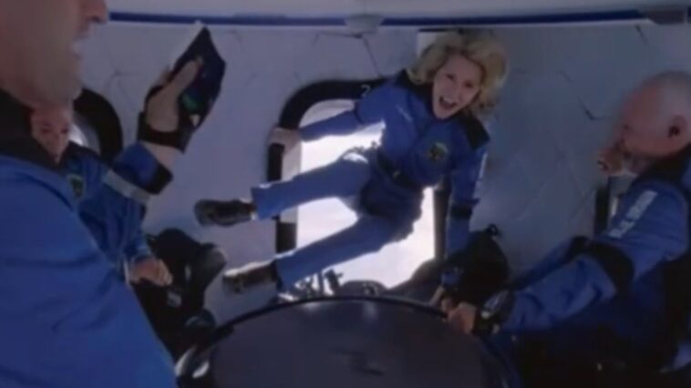video-mostra-reacao-de-passageiros-da-blue-origin-ao-chegarem-ao-espaco;-assista