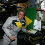 dois “turistas”-caminhando-no-vazio-infinito
do-espaco;-um-dia-pode-ser-voce!