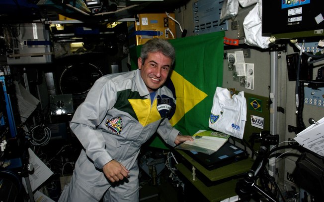 dois “turistas”-caminhando-no-vazio-infinito
do-espaco;-um-dia-pode-ser-voce!