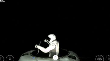 astronautas-da-spacex,-de-musk,-fazem-primeira-caminhada-espacial-privada-da-historia