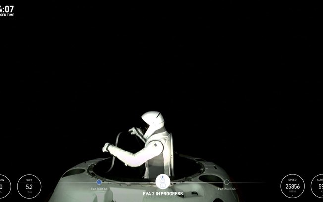 astronautas-da-spacex,-de-musk,-fazem-primeira-caminhada-espacial-privada-da-historia