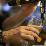 bebidas-alcoolicas-devem-incluir-advertencia-contra-cancer-no-rotulo,-diz-autoridade-de-saude-dos-eua