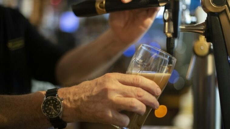 bebidas-alcoolicas-devem-incluir-advertencia-contra-cancer-no-rotulo,-diz-autoridade-de-saude-dos-eua