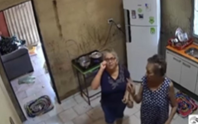 avo-viraliza-ao-chamar-amigas-para-ver-camera-de-seguranca