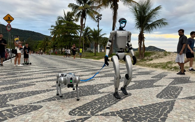 robo-humanoide-e-cachorro-robotico-surpreendem-banhistas-no-rj