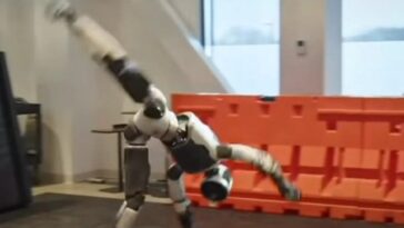 video:-robo-aprende-breakdance-e-desafia-dancarina-australiana