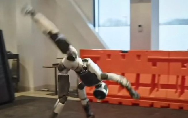 video:-robo-aprende-breakdance-e-desafia-dancarina-australiana