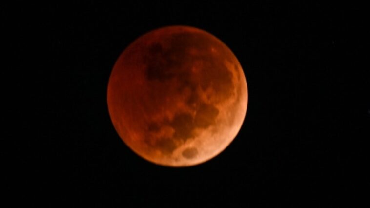 ‘lua-de-sangue’-sera-visivel-na-madrugada-de-sexta-feira