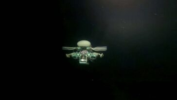 robo miniatura explora-ponto-mais-profundo-dos-oceanos