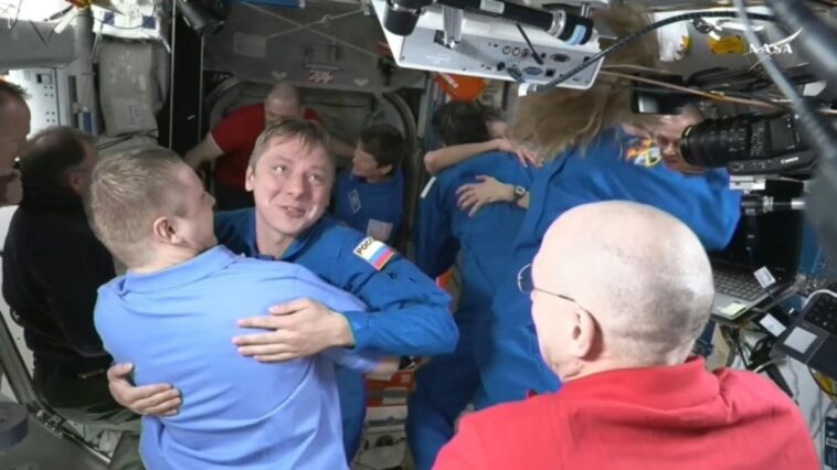 capsula-crew-dragon-chega-a-iss-para-resgatar-astronautas-presos-ha-nove-meses