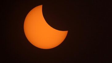 eclipse-solar-parcial-visivel-no-hemisferio-norte-no-sabado