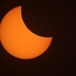sol-encontra-a-lua-para-um-eclipse-parcial-no-hemisferio-norte