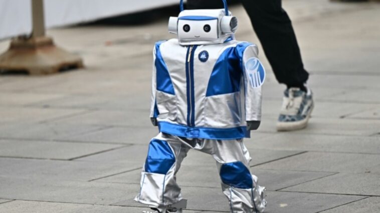pequim-sedia-primeira-meia-maratona-de-robos-humanoides