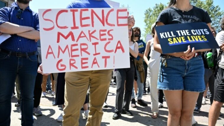 cientistas-alarmados-com-repressao-de-trump-a-pesquisa-nos-eua