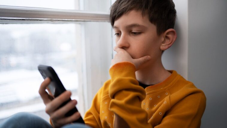 cerca-de-4-em-cada-10-criancas-usam-ia-para-apoio-emocional