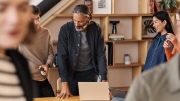 hubspot-lanca-mais-de-200-produtos-para-impulsionar-o-crescimento-com-equipes-hibridas-de-humanos-e-ia