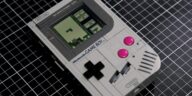 game
boy-feito-de-lego-roda-jogos-originais-da-nintendo